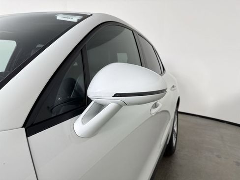 Certified 2023 Porsche Macan AWD/4WD image 12