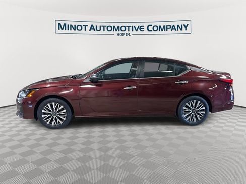 Used 2024 Nissan Altima 2.5 SV FWD image 5