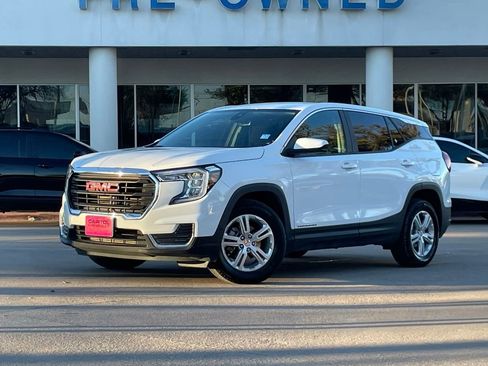 Used 2024 GMC Terrain SLE image 1