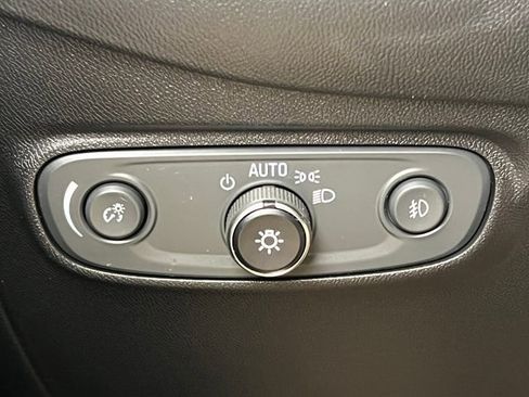 Used 2018 Chevrolet Equinox Premier image 19