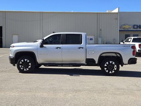 Used 2020 Chevrolet Silverado 2500 Custom w/ Custom Value Package image 4