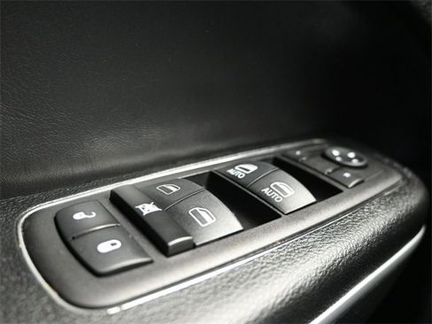 Used 2023 Chrysler 300 Touring L image 31