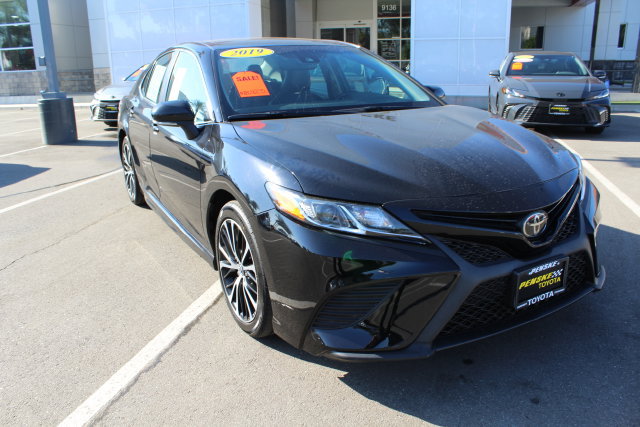Used 2019 Toyota Camry SE w/ Convenience Package FWD image 2