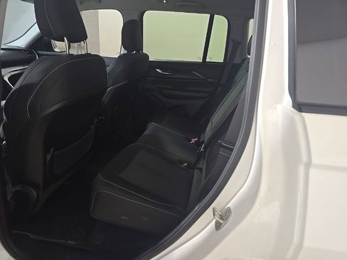 Used 2023 Jeep Grand Cherokee Laredo image 13