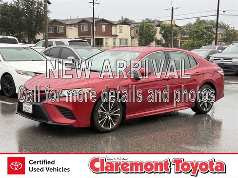 Used 2020 Toyota Camry SE image 1