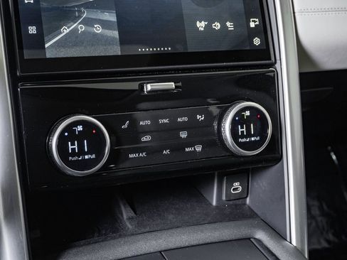 Used 2025 Land Rover Discovery S image 25