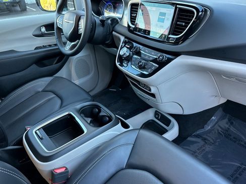 Used 2024 Chrysler Pacifica Touring-L image 18