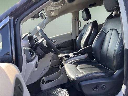 Used 2022 Chrysler Pacifica Touring-L image 20