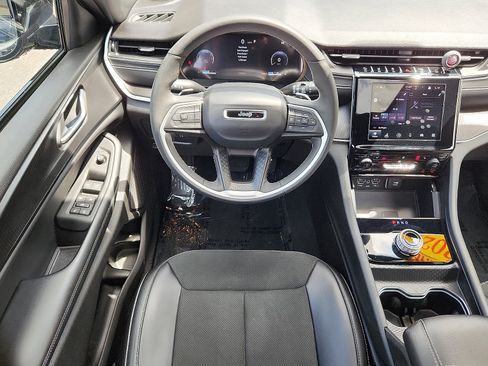 Certified 2025 Jeep Grand Cherokee Altitude AWD/4WD image 11