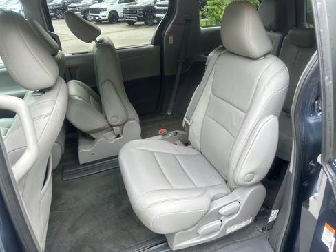 Certified 2017 Toyota Sienna XLE FWD image 19