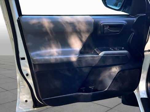 Certified 2019 Toyota Tacoma SR5 AWD/4WD image 20