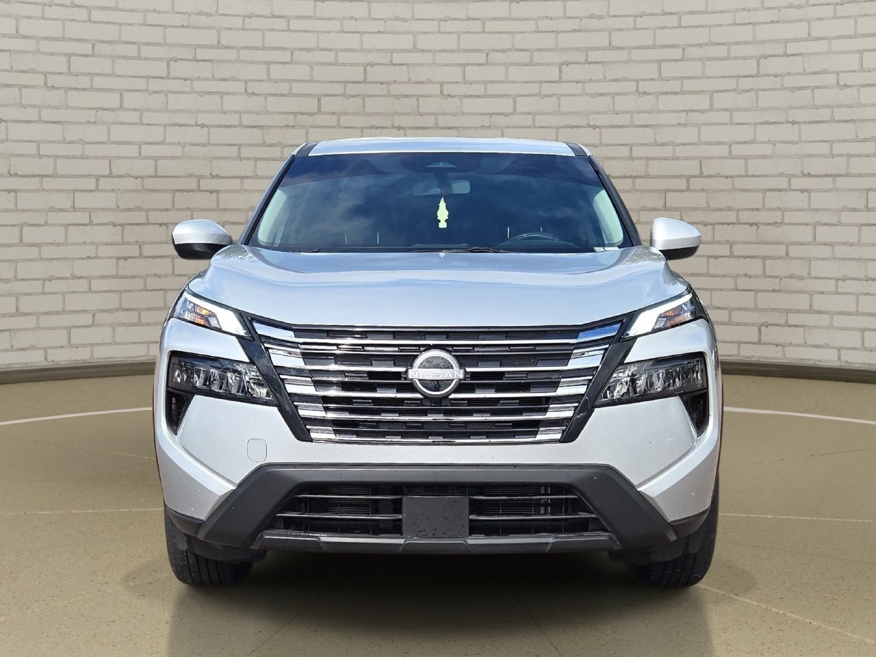 Used 2025 Nissan Rogue SV AWD/4WD image 2