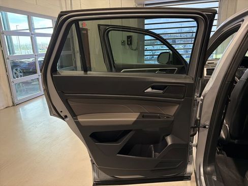Used 2022 Volkswagen Atlas Cross Sport SEL R-Line AWD/4WD image 24