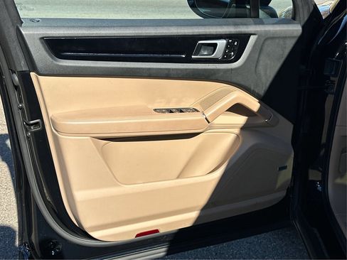Used 2020 Porsche Cayenne image 15