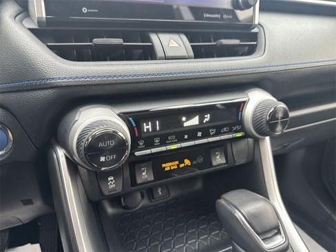 Used 2022 Toyota RAV4 SE image 25