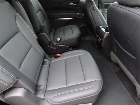 Used 2025 Chevrolet Traverse LT image 13