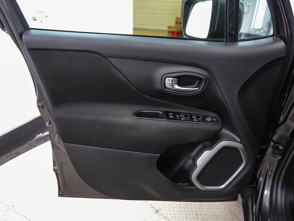 Used 2021 Jeep Renegade Latitude AWD/4WD image 9