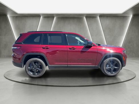 Used 2023 Jeep Grand Cherokee Limited w/ Black Appearance Package AWD/4WD image 8