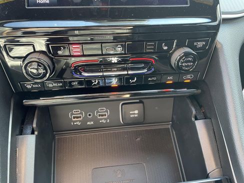 Used 2025 Jeep Grand Cherokee Altitude image 21