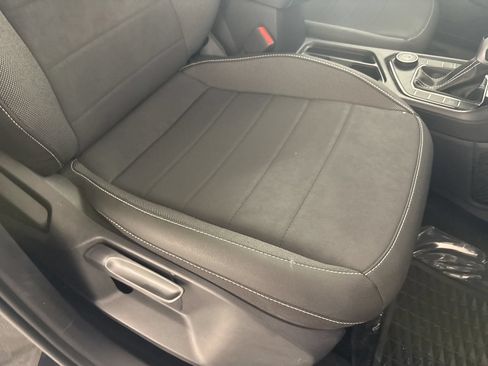 Used 2023 Volkswagen Taos SE w/ Panoramic Sunroof Package AWD/4WD image 31