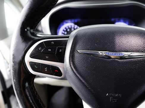 Used 2020 Chrysler Pacifica Touring-L FWD image 32