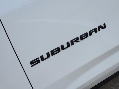 Used 2025 Chevrolet Suburban Z71 image 9