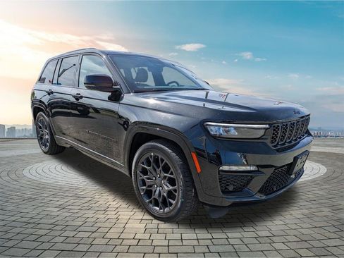 Used 2025 Jeep Grand Cherokee Summit AWD/4WD image 2