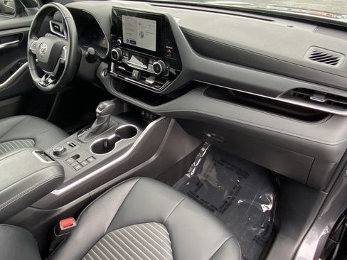 Used 2025 Toyota Highlander XSE AWD/4WD image 8