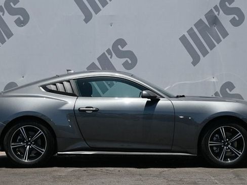Used 2025 Ford Mustang Coupe RWD image 4