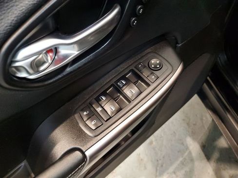 Used 2019 Jeep Cherokee Limited image 12