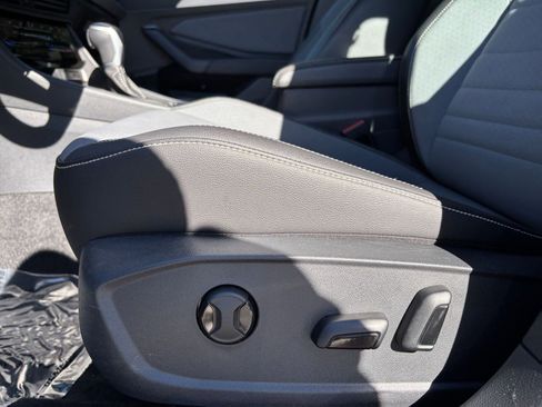 Used 2025 Volkswagen Jetta SE image 27