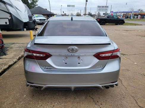 Used 2018 Toyota Camry XSE image 6