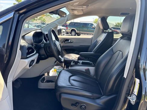 Used 2023 Chrysler Pacifica Touring-L FWD image 15