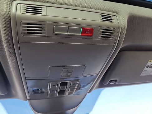 Used 2023 Volkswagen Taos SE w/ Panoramic Sunroof Package AWD/4WD image 18