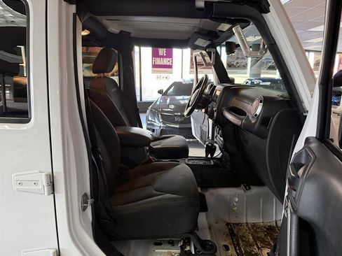 Used 2018 Jeep Wrangler Unlimited Sahara image 23