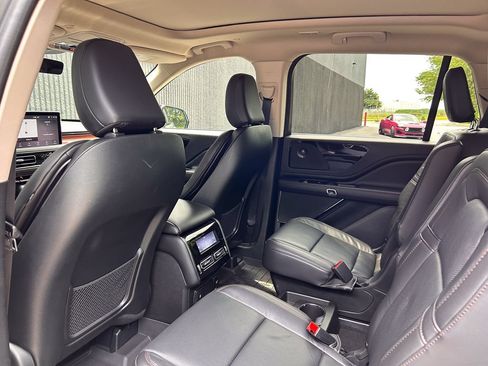 Used 2024 Lincoln Aviator Reserve w/ Equipment Group 201A AWD/4WD image 13