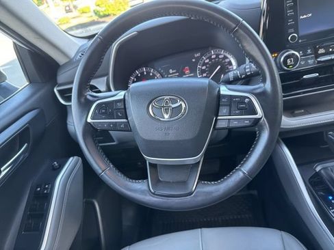 Used 2022 Toyota Highlander XLE AWD/4WD image 23