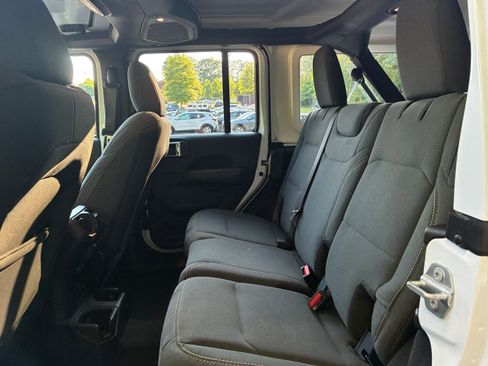 Used 2025 Jeep Wrangler Unlimited Sahara AWD/4WD image 29