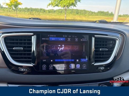 Used 2017 Chrysler Pacifica Touring FWD image 26