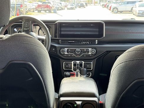 Used 2025 Jeep Wrangler Unlimited Rubicon image 16