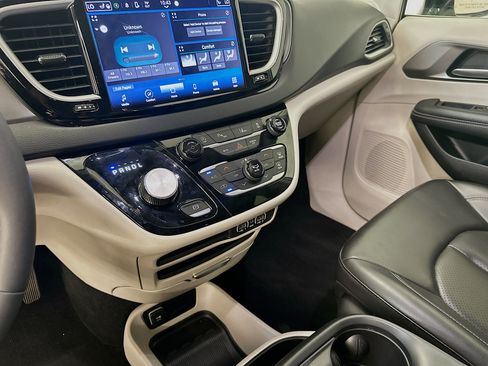 Used 2024 Chrysler Pacifica Touring-L FWD image 25