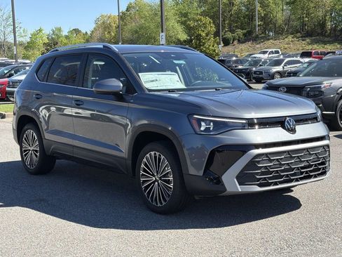 New 2026 Volkswagen Taos SE image 7