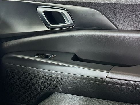 Used 2025 Kia Carnival SX w/ SX Dark Edition Package FWD image 17