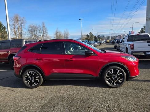 Used 2022 Ford Escape SE w/ SE Sport Appearance Package image 4