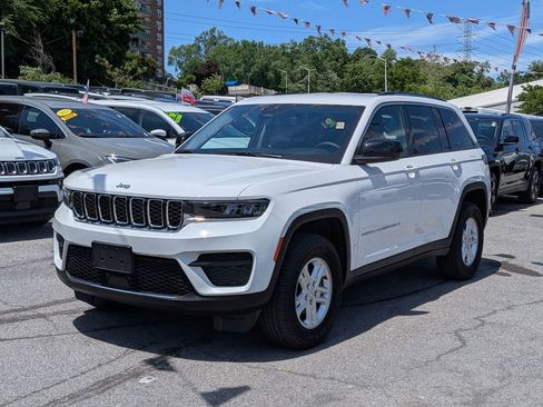 Used 2023 Jeep Grand Cherokee Laredo AWD/4WD image 1