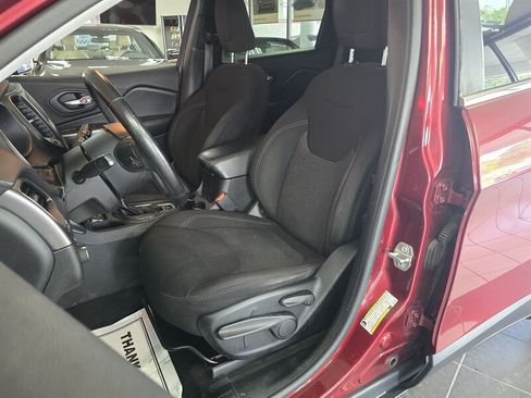 Used 2019 Jeep Cherokee Latitude w/ Cold Weather Group FWD image 10