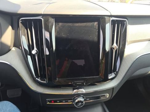 Used 2025 Volvo XC60 B5 Plus AWD/4WD image 9