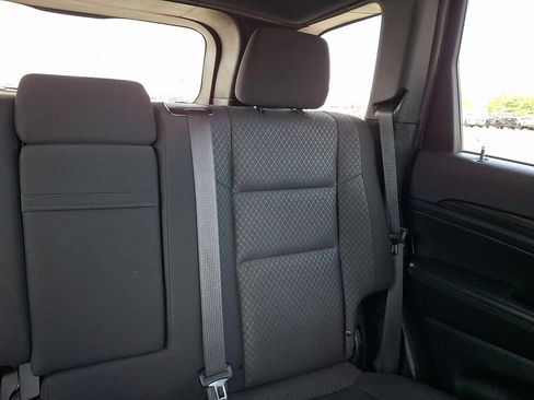 Used 2021 Jeep Grand Cherokee Laredo AWD/4WD image 21