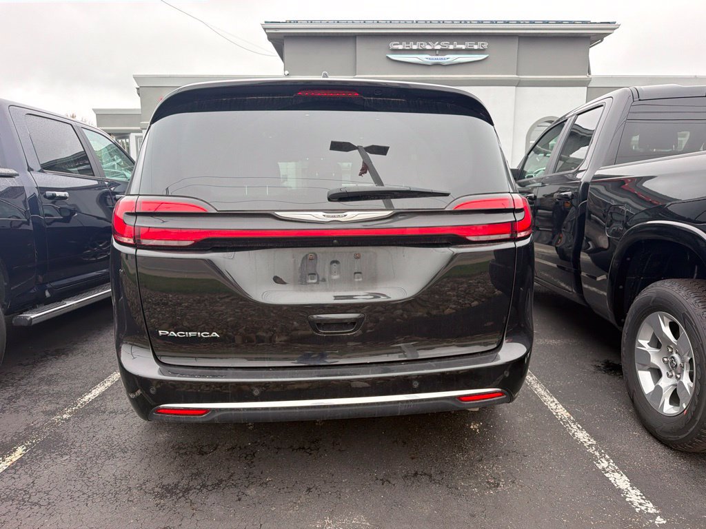 Used 2025 Chrysler Pacifica Select FWD image 6