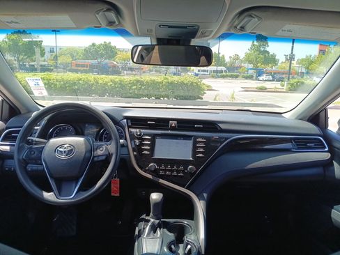 Used 2018 Toyota Camry LE FWD image 13